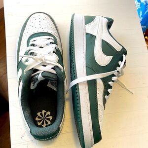 Nike Court, vision sneakers women’s size 9.5, green/white
